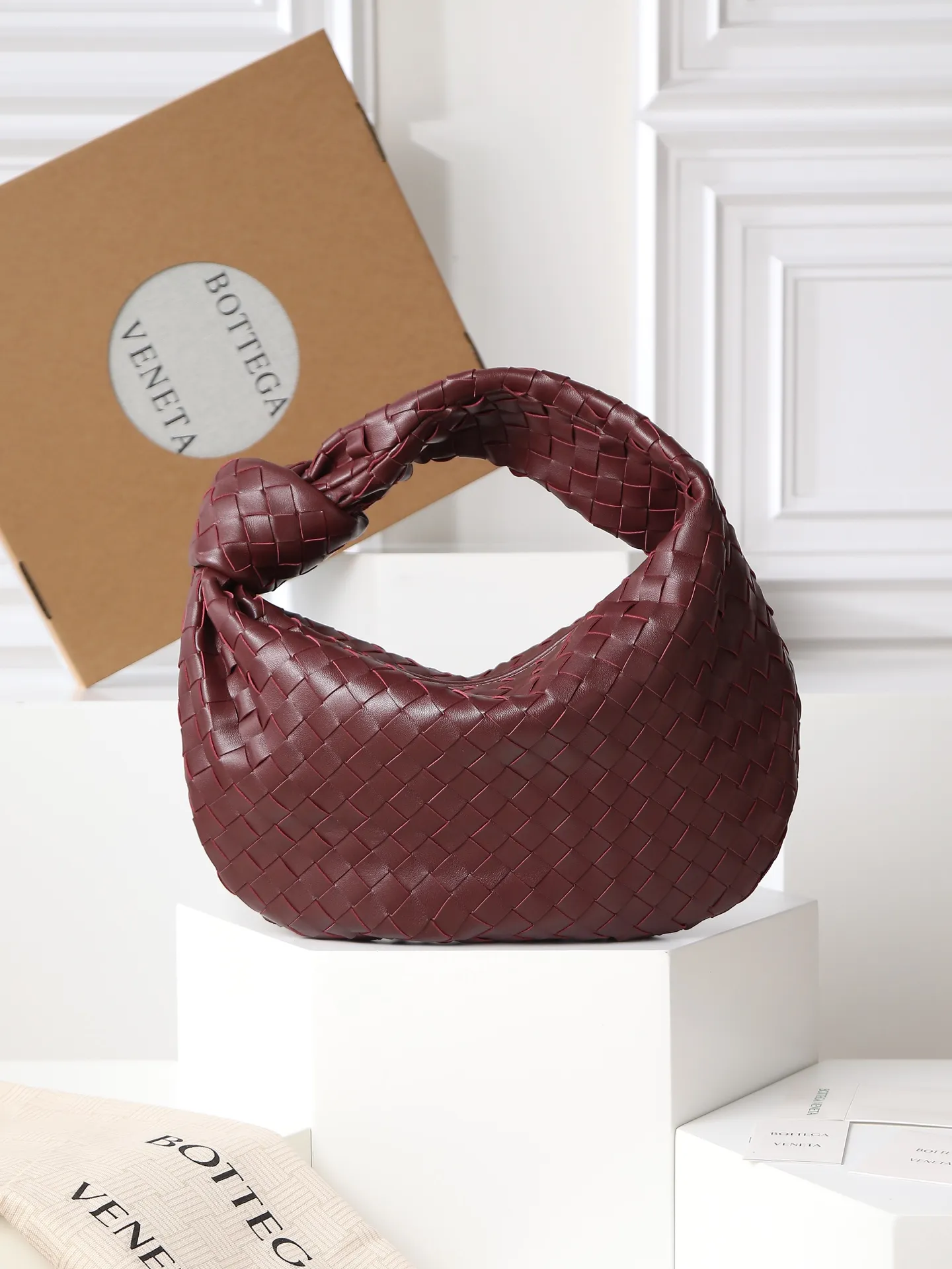 1100. 🌟𝐁𝐨𝐭𝐭𝐞𝐠𝐚 𝐕𝐞𝐧𝐞𝐭𝐚 ——— jodie (medium size) The medium size is very attractive in real life. It is firm and sturdy in the hand. The first impression is that it is particularly durable👍 You can see the well-designed knot on the handle. When carrying it on the shoulder, pay attention to the knot being placed directly under the hand. In this way, it can not only fix the position of the handbag, but also prevent the handbag from slipping due to long walks. It can easily accommodate a variety of cosmetics. In one word, it is "very easy to hold". Style number: 690225 Size: 36✖️21✖️13
